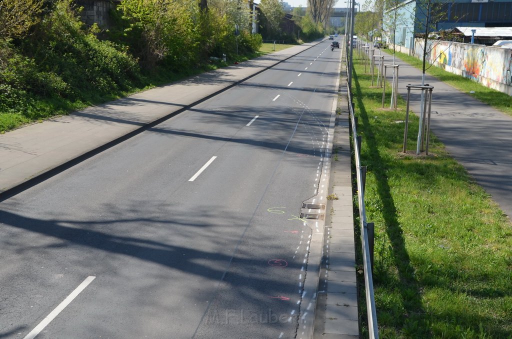 Schwerer VU PKW Rad Koeln Deutz Auenweg P27.JPG - Miklos Laubert